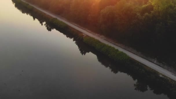 Reggeli járat folyó felett — Stock videók
