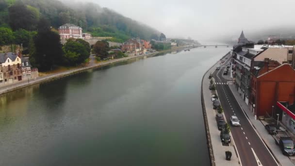 Flug über Stadt am Flussufer — Stockvideo