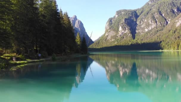 Repülés során nagy hegyi tó — Stock videók