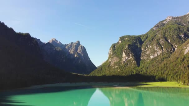 Flug über großen Bergsee — Stockvideo