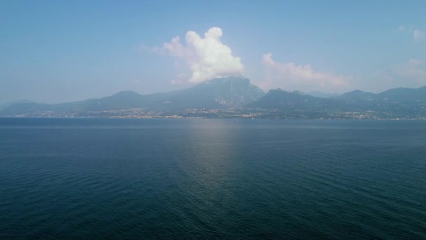 Vuelo sobre el lago de Garda en el norte de Italia — Vídeo de stock