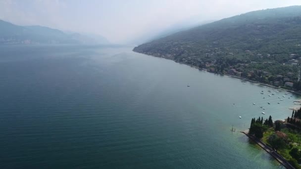 Vol au-dessus du lac de Garde en Italie du Nord — Video