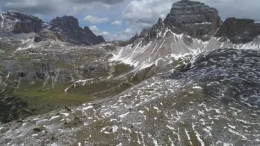 İtalya Dolomites dağlarının havadan görünümü