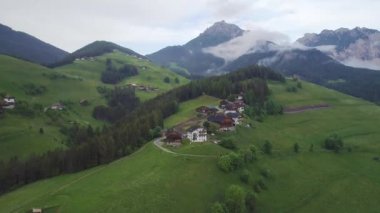 Orman dağlarında üzerinde uçuş