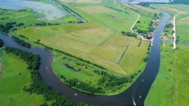 Nehirde çayırlar üzerinde uçuş