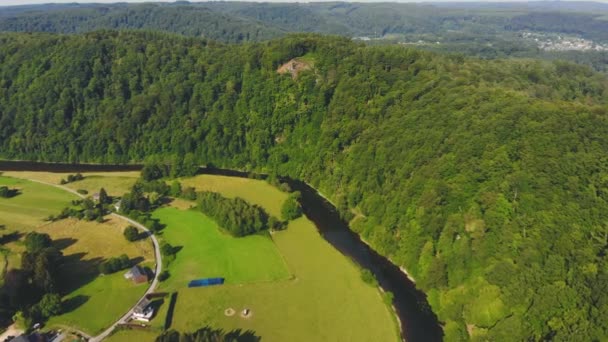 Vuelo sobre el verde valle del río — Vídeo de stock