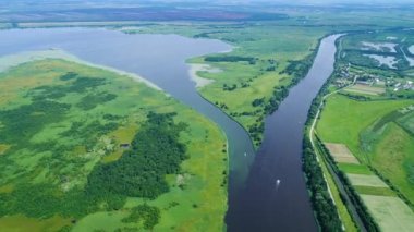 Nehirde çayırlar üzerinde uçuş