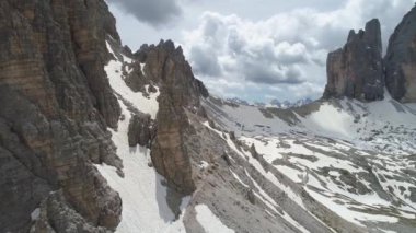İtalya Dolomites dağlarının havadan görünümü