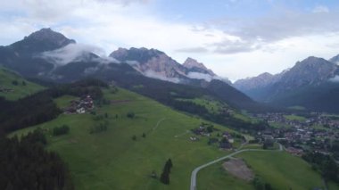 Orman dağlarında üzerinde uçuş