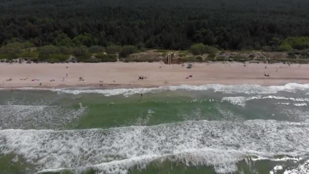 Вид с воздуха на море с песчаным пляжем — стоковое видео