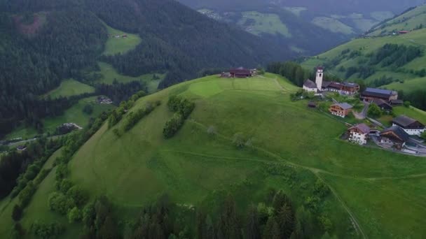 Vuelo sobre el pueblo en las montañas — Vídeos de Stock