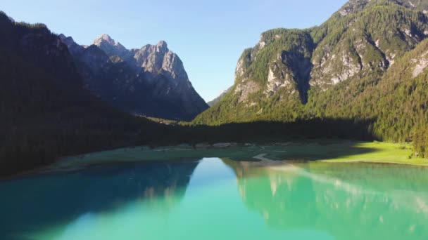 Repülés során nagy hegyi tó — Stock videók