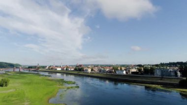 nehir kıyısında şehir üzerinde uçuş