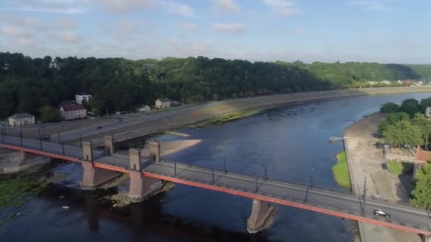 Nehir kıyısında şehir üzerinde uçuş — Stok video