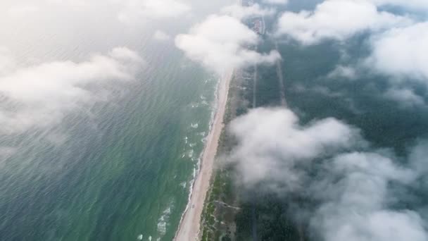 Flug über Wolken am Meeresufer — Stockvideo