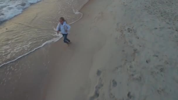 Lány séta a parton — Stock videók