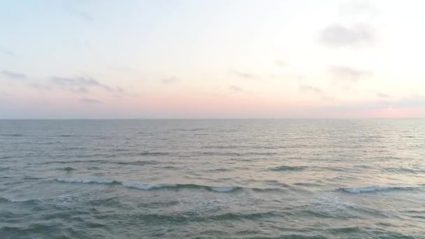 Vista aérea de playa de arena al atardecer — Vídeos de Stock