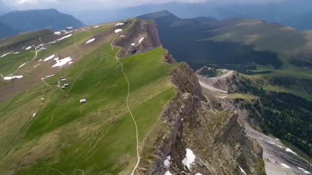 Luchtfoto van bergen landschap dichtbij Seceda uitzicht punt — Stockvideo