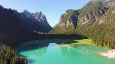 büyük dağ göl üzerinde uçuş