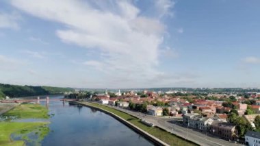 nehir kıyısında şehir üzerinde uçuş