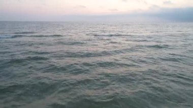 Kumsalda Yürüyen Kadın