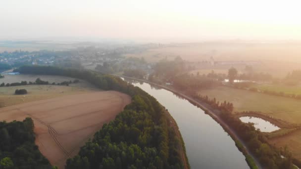 Vuelo matutino sobre el río — Vídeos de Stock