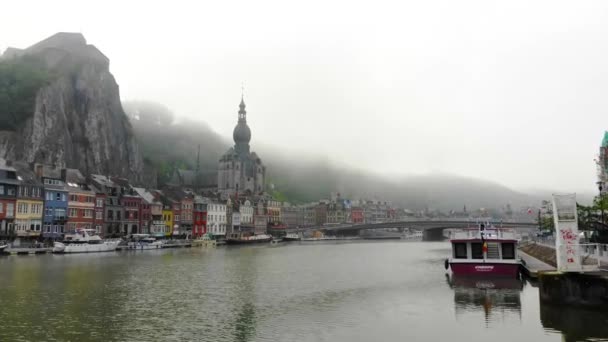 Volo sulla città sulla riva del fiume — Video Stock