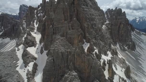 Luchtfoto van de bergen van de Dolomieten in Italië — Stockvideo