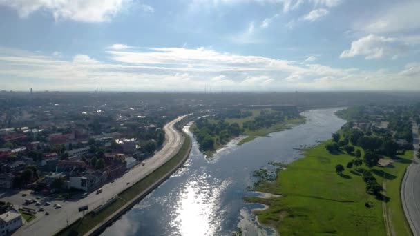 Vuelo sobre la ciudad en la orilla del río — Vídeos de Stock