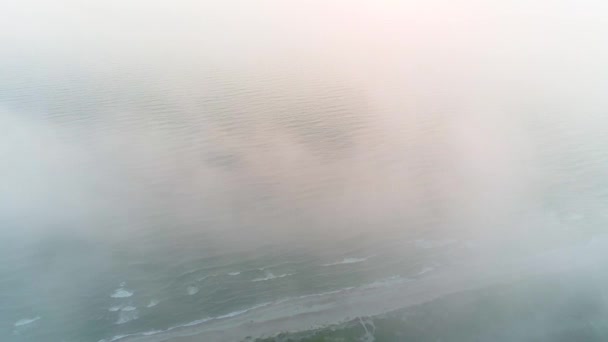 해변에서 구름을 통해 비행 — 비디오