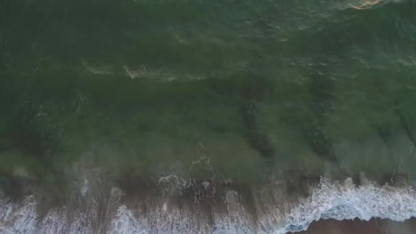 vue aérienne de la plage de sable au coucher du soleil 