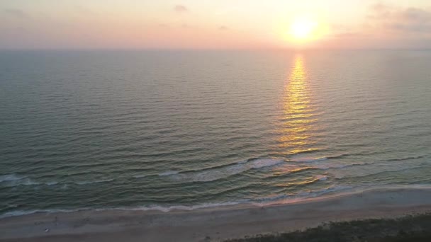 Vista aérea da praia de areia ao pôr do sol — Vídeo de Stock