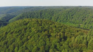 yeşil tepeler üzerinde uçuş