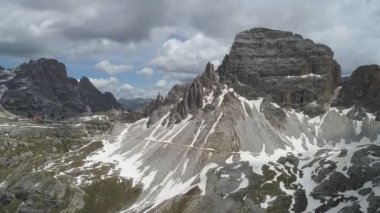 İtalya Dolomites dağlarının havadan görünümü