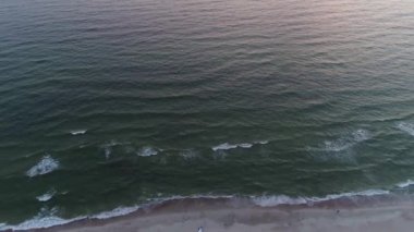 gün batımında kumlu plaj havadan görünümü