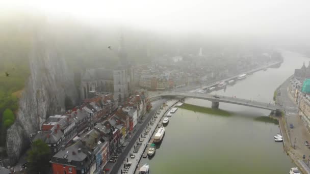 Vuelo Sobre Ciudad Dinart Orilla Del Río — Vídeos de Stock