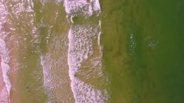 Vista aérea de la orilla del mar con playa de arena — Vídeos de Stock