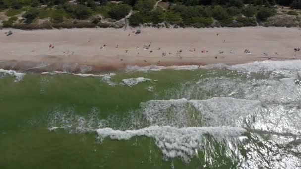 Vista aérea de la orilla del mar con playa de arena — Vídeo de stock