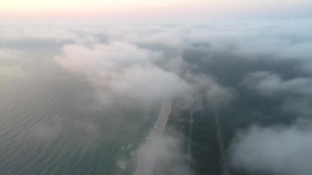 Survol des nuages au bord de la mer — Video