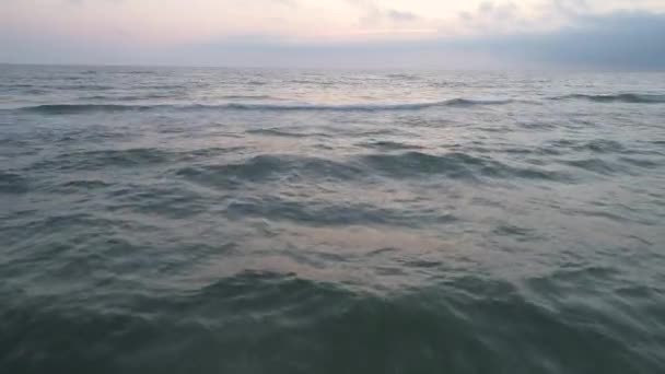 Woman walking along the beach — Stock Video