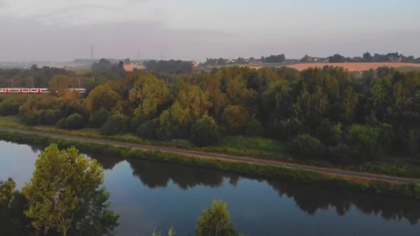 Reggeli járat folyó felett — Stock videók
