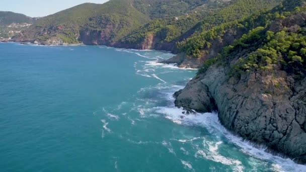 Volo sulle bellissime montagne vicino alla riva dell'oceano — Video Stock