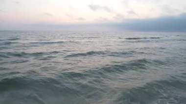 Kumsalda Yürüyen Kadın