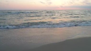 gün batımında kumlu plaj havadan görünümü