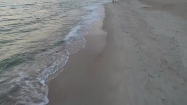 gün batımında kumlu plaj havadan görünümü