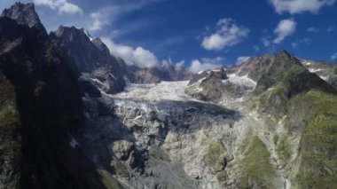 Montblanc yakınındaki güneşli hyperlapce görünümü