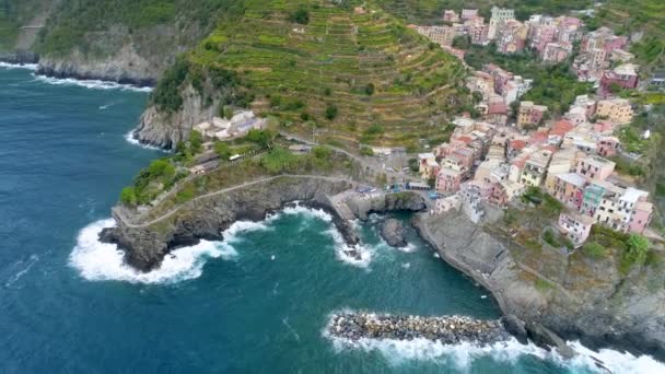 Mooie luchtfoto van Cinque Terre kust in Italië — Stockvideo