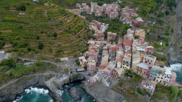 Hermosa vista aérea de la costa de Cinque Terre en Italia — Vídeos de Stock