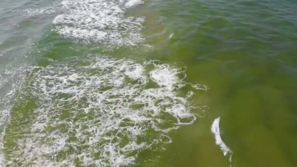 Vista aérea de la orilla del mar con playa de arena — Vídeos de Stock