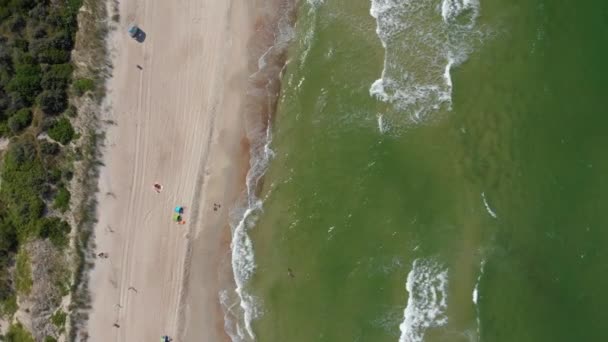 해변 모래 해변의 항공 보기 — 비디오